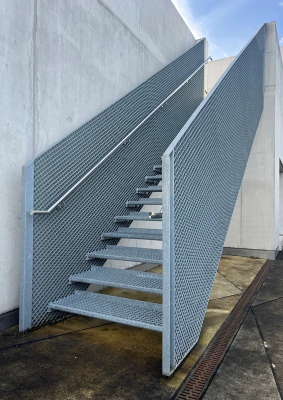 Escalier et garde-corps réalisés en caillebotis mi-fer, robuste et élégant